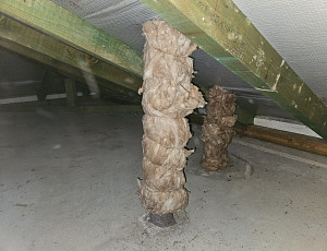 Zateplení stropu rodinného domu pomocí foukané izolace